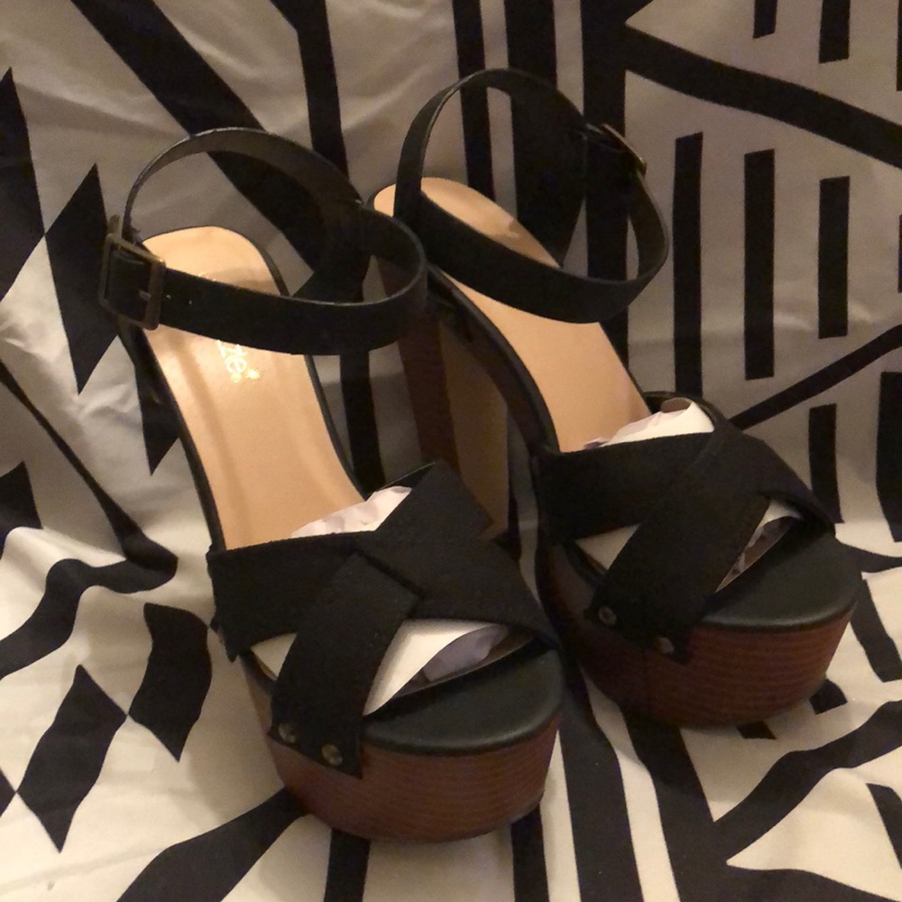 Nesha Platform Sandals